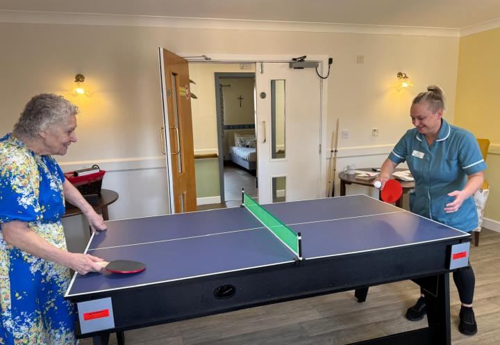 2 people playing table tennis